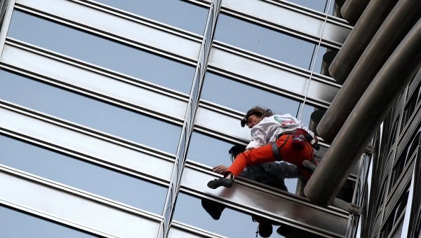 Французский «Человек-паук» Ален Робер взобрался на самое высокое здание в мире