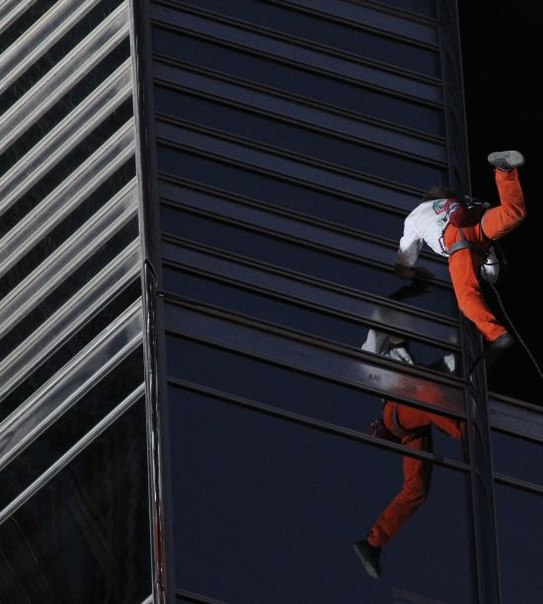 Французский «Человек-паук» Ален Робер взобрался на самое высокое здание в мире