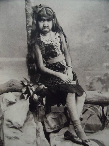 В 1885 году в лаосских джунглях нашли волосатую женщину Крао Фарини. Она выступала в цирке Барнума-Бейли вплоть до своей смерти в 1926 г