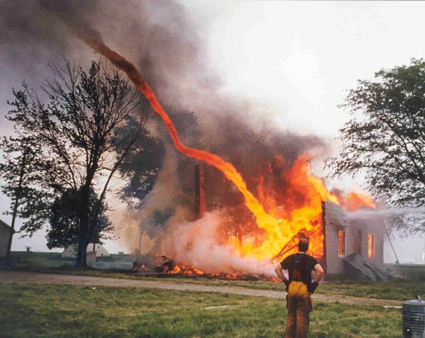 Самый опасный смерч - огненный. Редкое природное явление, высотой порядка 30 метров
