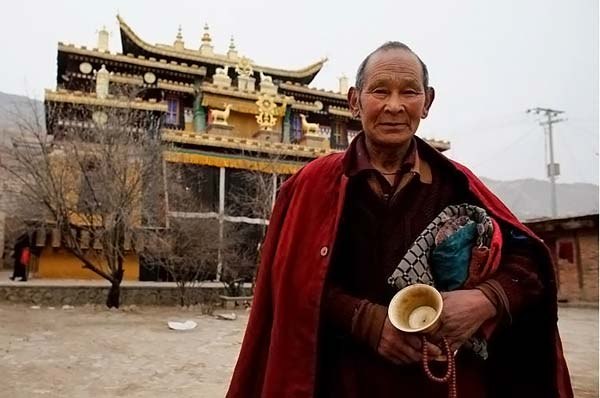 Монах Хуа Чи молится почти 20 лет, ежедневно на досках на одном месте в монастыре в Тибетском нагорье, так усердно аж до вмятин!