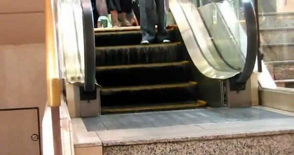 Самый короткий в мире эскалатор находится в одном из японских супермаркетов - высота его около 70 сантиметров. Для сравнения: высота подъёма эскалатора на станции "Парк победы" московского метрополитена - 63,4 метра.