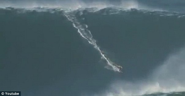 Американский серфер Гарретт Макнамара покорил самую большую волну в мире, высота которой составила около 24 метров. 