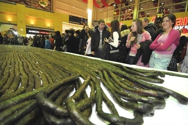 В Екатеринбурге приготовили самый длинный ролл в мире. Его длина составила более 2,5 километра.