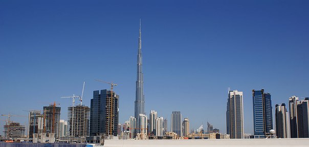 «Бурдж Дубай» — «Дубайская башня» — небоскрёб высотой 828 м в Дубае, самое высокое сооружение в мире. Имеет 163 этажа, «Дубайская башня» проектировалась как «город в городе» — с собственными газонами, бульварами и парками. Общая стоимость сооружения — около 1,5 млрд долл.
