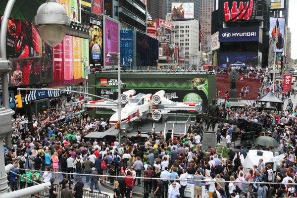 В Нью-Йорке "приземлился" гигантский корабль из "Звездных войн" - крупнейшая в истории модель из Lego...