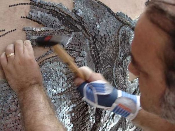 Рекорд Книги Гиннесса установил недавно албанский художник Саймир Страти, который создал самую большую в мире мозаику из гвоздей в виде портрета Леонардо да Винчи. Автор работал над своим шедевром 24 дня, забив в деревянное полотно размером 8 квадратных метров несколько десятков тысяч гвоздей.