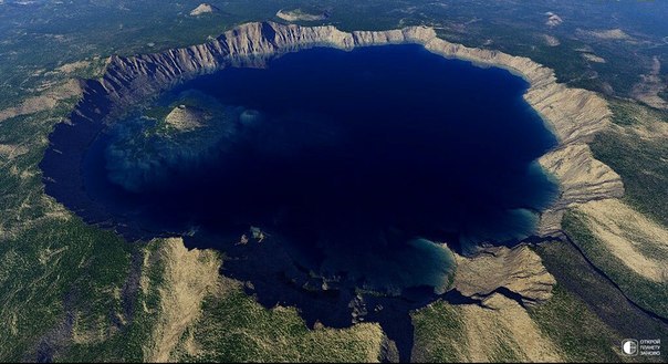 Озеро Кратер — кратерное озеро в штате Орегон, США. Образовавшееся во впадине озеро не имеет ни притоков, ни стоков. Его полностью питают только осадки и талые снега. Именно это обеспечивает исключительную чистоту воды в озере, видимость в которой составляет около 35-40 метров. Этот же факт обуславливает знаменитый цвет озера – глубокий индиго.