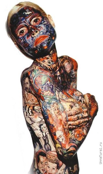 Юлия Гнус — девушка картина. Ее сразу же прозвали девушка картина из-за обилия татуировок, которые покрывают 95% ее тела, включая лицо. Благодаря этому она попала в книгу рекордов Гиннеса , потеснив прежнюю рекордсменку Кристин Колорфул (Krystyne Kolorful).