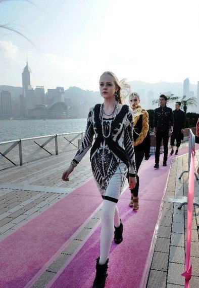 Датский институт моды и Ассоциация модных дизайнеров Гонконга поставили новый мировой рекорд: для показа мод был установлен самый длинный в мире подиум протяженностью 3, 2 километра.