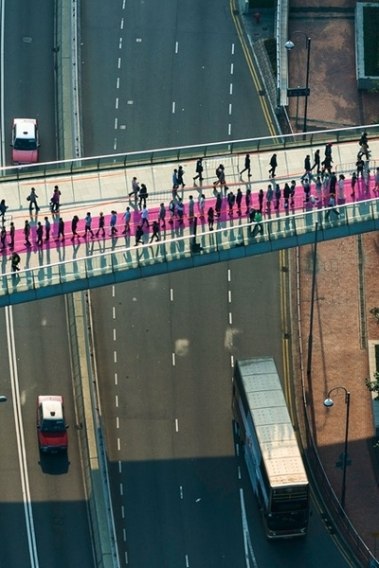 Датский институт моды и Ассоциация модных дизайнеров Гонконга поставили новый мировой рекорд: для показа мод был установлен самый длинный в мире подиум протяженностью 3, 2 километра.