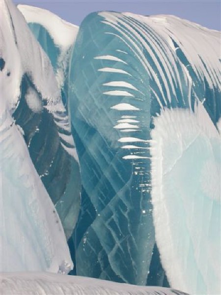 Замерзшая волна в Антарктиде.