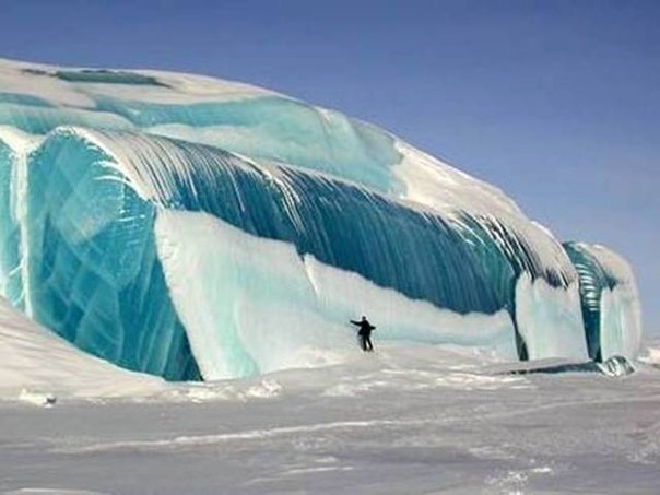 Замерзшая волна в Антарктиде.