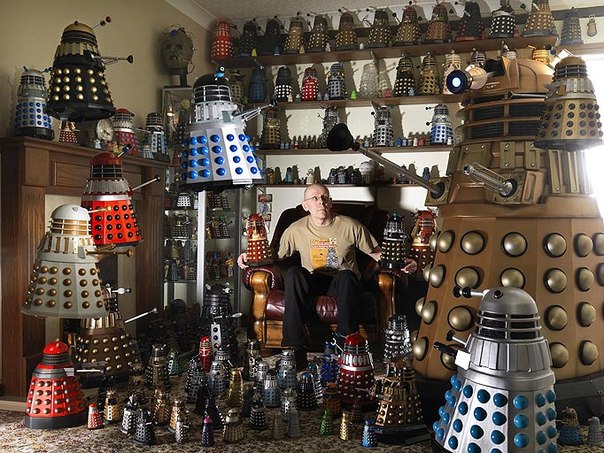 Роб Халл из Донкастера, Великобритания, является владельцем крупнейшей коллекции роботов Далек (из фильма «Доктор Кто»). Согласно Книге рекордов Гиннеса, у него 571 модель робота