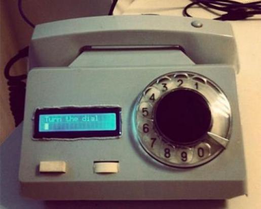 Киевский программист научил старый дисковый телефон отправлять сообщения в Twitter