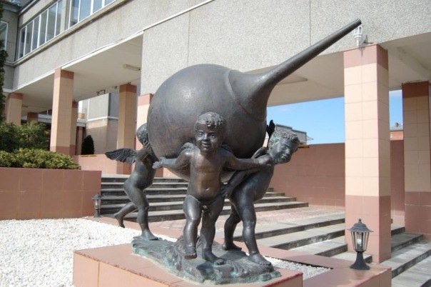 А Вы знали, что в России есть единственный в мире памятник клизме?