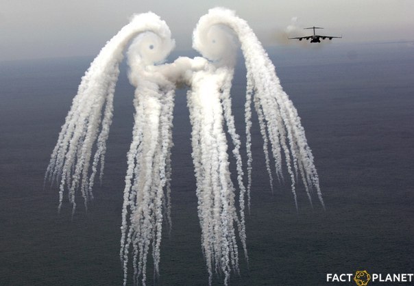 Единственное облако в мире, имеющее имя. И самое, пожалуй, знаменитое. Облако - "Ангел", образованное осветительными ракетами, выпущенными реактивным самолётом ВВС США.