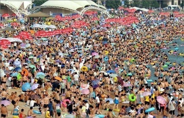 Так выглядят пляжи в Китае, в стране с населением более миллиарда человек, когда на улице тридцать с лишним градусов жары.