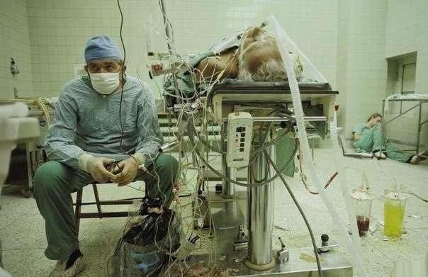 Снимок хирурга после проведенной им 23-часовой операции на сердце. Его ассистент спит в углу. Операция, кстати, прошла успешно.
