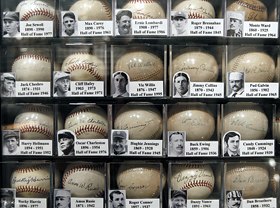 Деннис Шрейдер 21 сентября прошлого года попал в Книгу рекордов Гиннеса, как обладатель самой большой коллекции бейсбольных мячей с автографами. Их у него более 4600 штук, а сама коллекция оценена в минимум $3 миллиона.