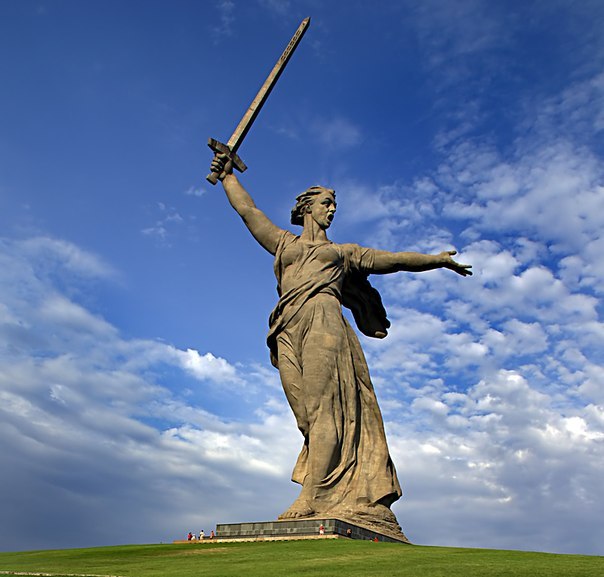 Одна из самых высоких статуй в мире расположена в Волгограде и является едва ли не главным символом борьбы советского народа с фашизмом. Это 52-метровая фигура женщины, шагнувшей вперед и зовущей своих сыновей на бой с врагом. Ее образ связан с античной Никой – богиней победы.