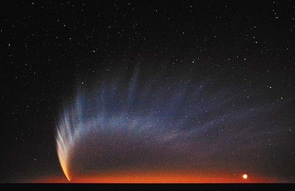 Комета Макнота, пролетевшая над Землей в 2007 году, стала самой яркой кометой за последние 40 лет. Максимальное сближение с Землей произошло 15 января.