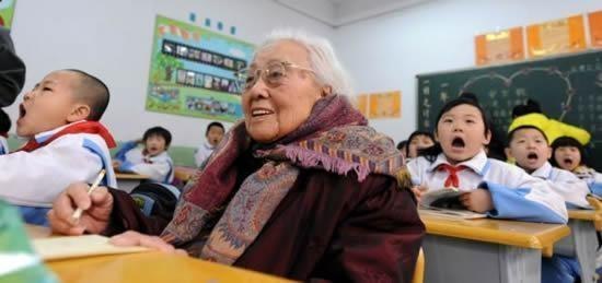Учиться никогда не поздно! Этой бабуле 102 года. В 13 лет она пошла работать на хлопковую плантацию, в 18 вышла замуж и родила 9 детей, из которых 7 пошли в университет. Всю свою жизнь она работала, чтобы дать им эти возможности. И теперь, к 102-м годам, она исполнила свою мечту и первый раз пошла в школу.