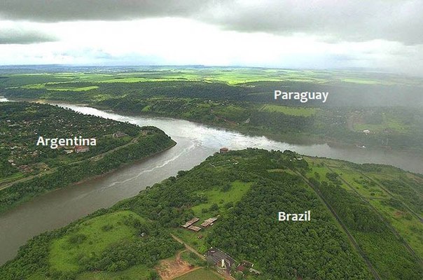 Тройная граница является пограничным регионом, где сталкиваются границы трех стран: Аргентины, Бразилии и Парагвая. В мире среди множества государств существует столько же необычных границ, но эта граница особенная, она сформирована слиянием 2-ух рек — реки Игуаса и Параны. Этот регион является чрезвычайно важным в туристическом плане, его ежегодно посещают тысячи туристов и путешественников. 