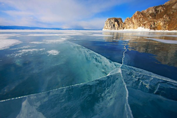 Байкал - самое глубокое озеро в мире. На сегодняшний день его максимальная глубина составляет 1642 метра, это чуть больше трех Останкинских башен. В озере содержится 19% запасов всей пресной воды планеты.