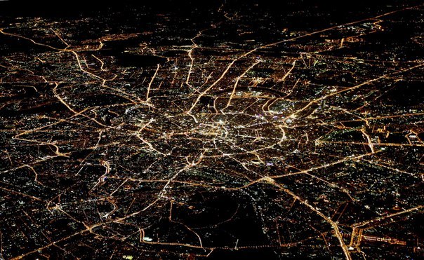 Так выглядит ночная Москва из окна самолета.