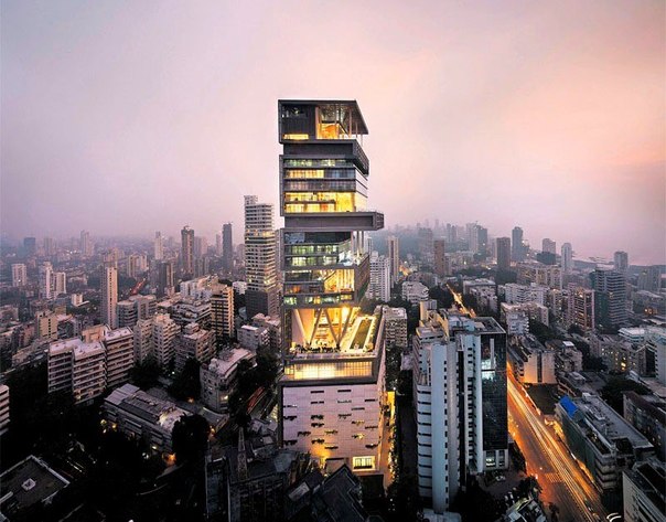 Самый богатый человек Индии, 53-летний миллиардер Мукеш Амбани, построил дом стоимостью порядка 1 миллиарда долларов. Это самый дорогой дом в истории. На строительство этого 27-этажного дома, в котором сейчас живет семья из шести человек, ушло семь лет.