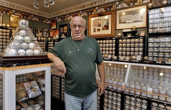 Деннис Шрейдер 21 сентября прошлого года попал в Книгу рекордов Гиннеса, как обладатель самой большой коллекции бейсбольных мячей с автографами. Их у него более 4600 штук, а сама коллекция оценена в минимум $3 миллиона.
