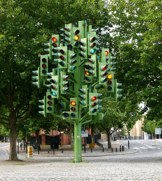Сверкающее огнями дерево-светофор символизирует бурную жизнь мегаполиса и веселит пешеходов и проезжающих автомобилистов. Лондон, Великобритания