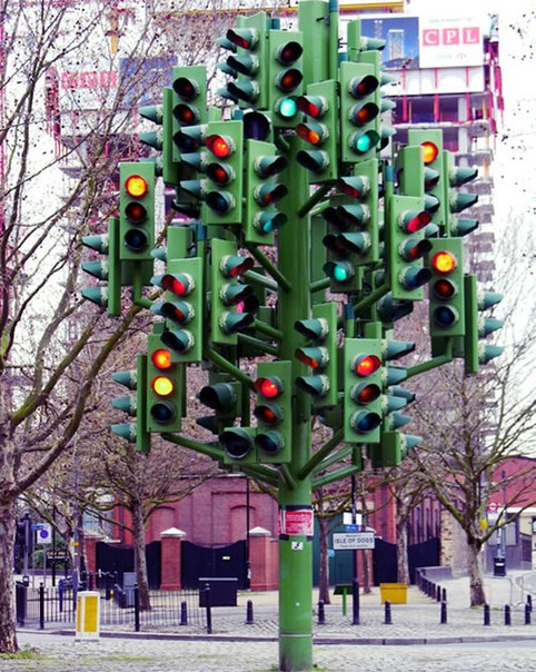 Сверкающее огнями дерево-светофор символизирует бурную жизнь мегаполиса и веселит пешеходов и проезжающих автомобилистов. Лондон, Великобритания