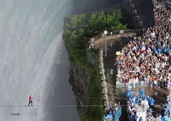 33-летний американец Ник Валленда установил новый мировой рекорд. Он перешел по канату из Америки в Канаду над бушующим Ниагарским водопадом.