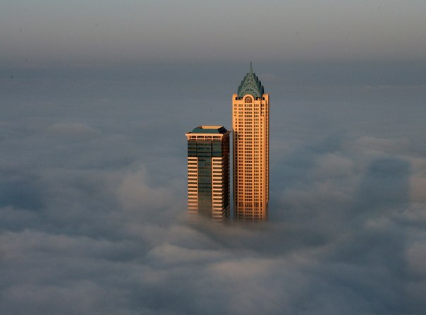 Мегаполис с утра в тумане, Дубай, ОАЭ.