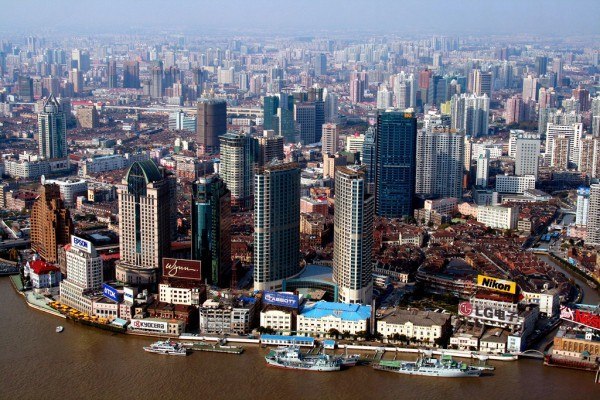 Самым большим по количеству населения городом в мире является Шанхай. По данным статистики, на конец 2011 года в нем проживало 23 431 000 человек. По прогнозам, сегодня это число на миллион больше