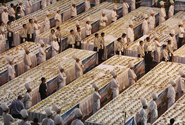 Филиппинские шеф-повары и студенты пытаются побить мировой рекорд на «самое большое количество блюд в один день в одном месте» в пригороде Кезона, на севере Манилы, 14 декабря 2009 года. Организаторы надеются войти в Книгу рекордов Гиннеса с 5000 блюд, в каждом из которых фигурирует сыр. Прошлый рекорд был установлен Индией в 2007 году – 4 668 блюд.