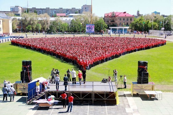 Более 7 тысяч человек образовали "живую каплю" во время акции "Здоровый донор — здоровая Россия" в Оренбурге; акция претендует на место в книге рекордов Гиннеса. 
