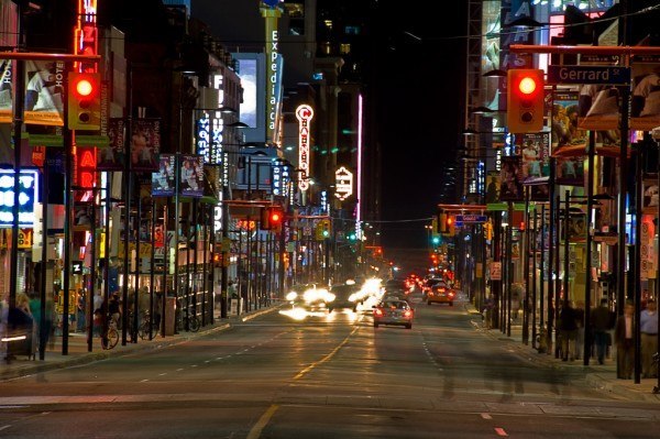 Самой длинной улицей в мире является Янг-стрит в канадском Торонто. Ее протяженность – 1896 километров. Она начинается от набережной озера Онтарио и заканчивается на границе с США.