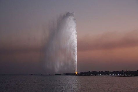 Фонтан короля Фахда (Джидда, Саудовская Аравия) известен как самый высокий фонтан в мире. Он выбрасывает воду на высоту 312 метров. Подобная мощность достигается за счет использования трех массивных насосов, которые выстреливают вертикально вверх со скоростью 375 км /ч, выбрасывая 625 литров воды в секунду.