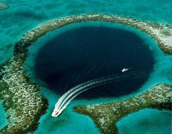 «Великая голубая дыра», расположенная в центре Лайтхаус-Рифа. Дыра представляет собой круглую карстовую воронку диаметром 305 м, уходящую на глубину 120 м.