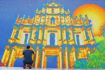Самая большая в мире мозаика из деталей кубика Рубика