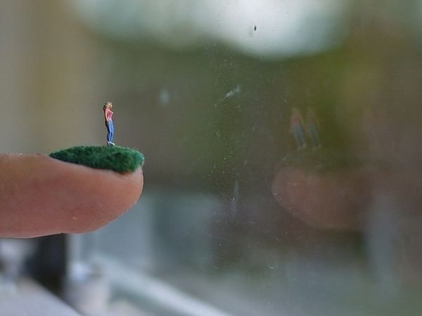 Художница Алиса Бартлетт использует ногти как площадку для создания живописных миниатюр