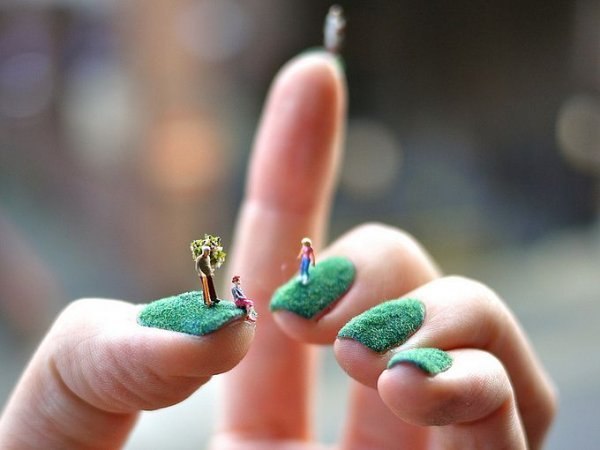 Художница Алиса Бартлетт использует ногти как площадку для создания живописных миниатюр