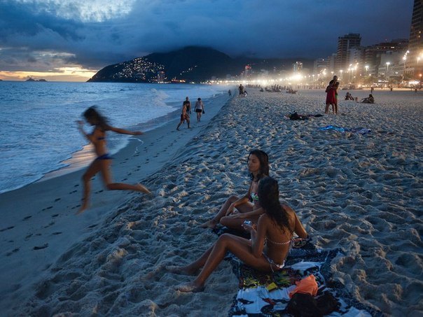 В Рио-де-Жанейро многие приходят на пляж в конце рабочего дня. Несмотря на глубокие социальные расслоения в самом городе, пляж – место демократичное. Богатые и бедные делят между собой один и тот же пляж весь день. 
