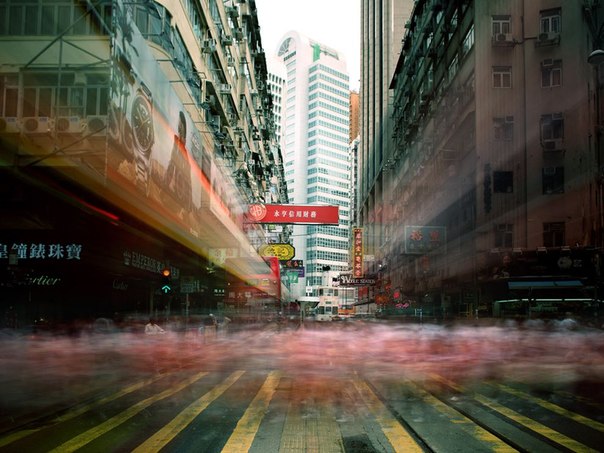 Толпы пешеходов спешат через дорогу в Гонконге. «Людей, идущих бок о бок через улицу, так много, что они начинают сливаться», – говорит фотограф. 