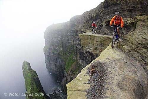 Велопрогулка по Ирландским скалистым берегам: чемпион мира по горному велосипеду Steve Peat