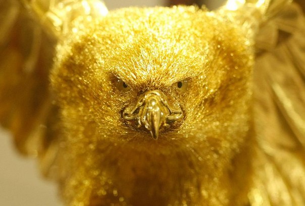Статуя хищной птицы из золота. На выставке в магазине Гинза, Танака в Токио 23 октября 2009.