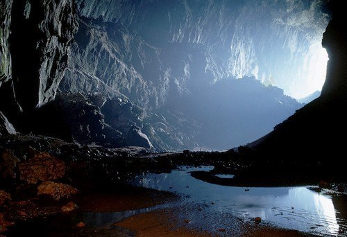 Самая большая пещера - Саравак в Национальном парке Гунунг-Мулу, штат Саравак (Малайзия). Ее длина 700 м, высота 70 м, средняя ширина 300 м.